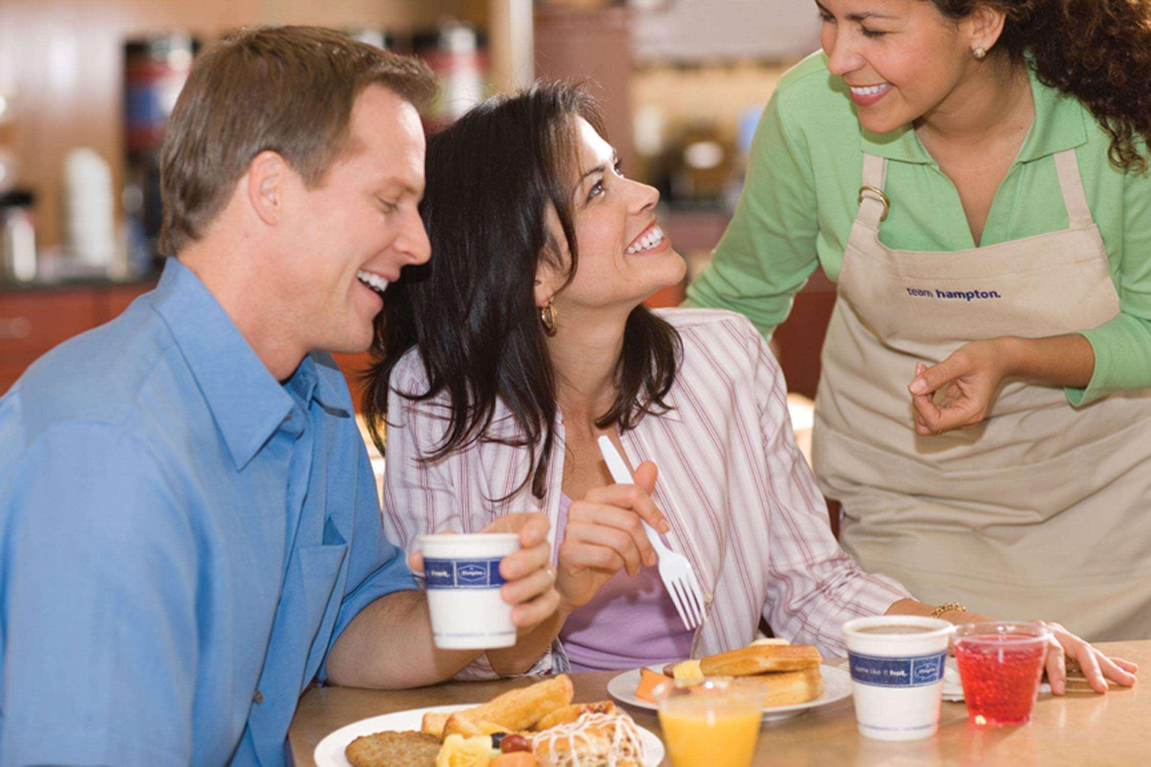 Hampton Inn Greensboro Airport Экстерьер фото