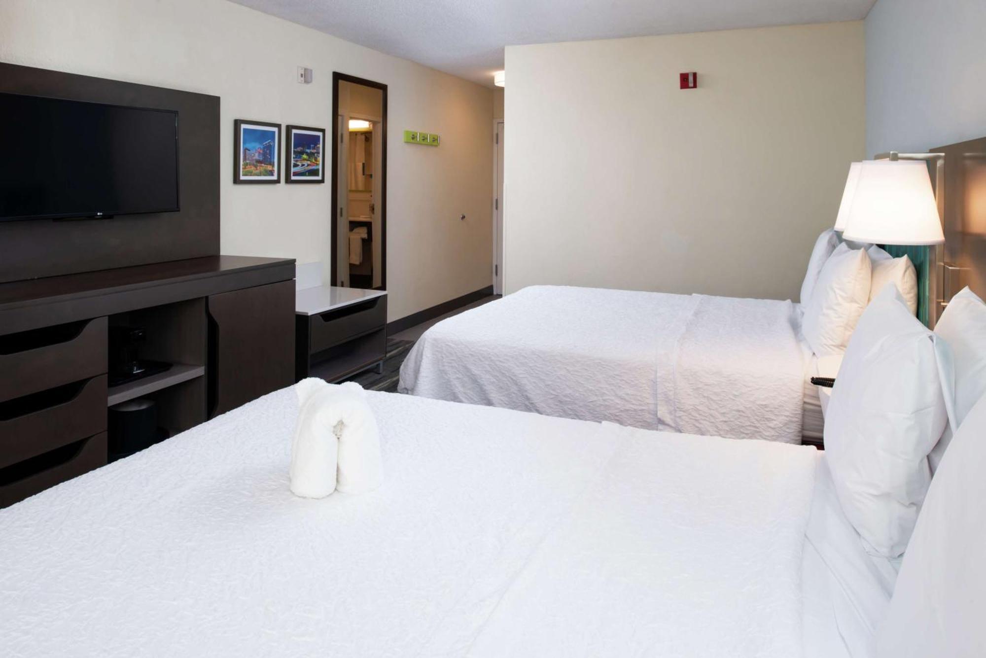Hampton Inn Greensboro Airport Экстерьер фото