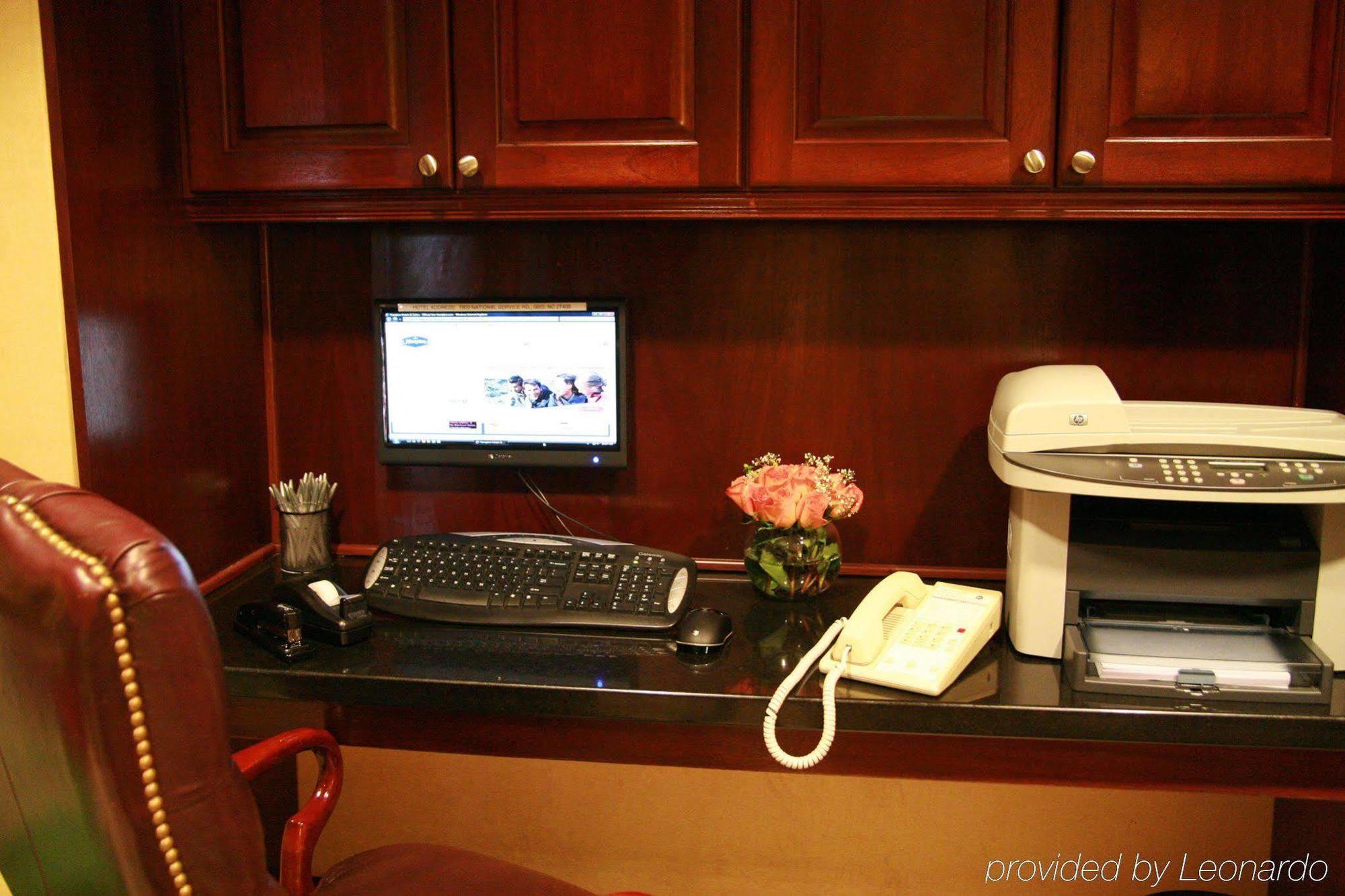 Hampton Inn Greensboro Airport Удобства фото